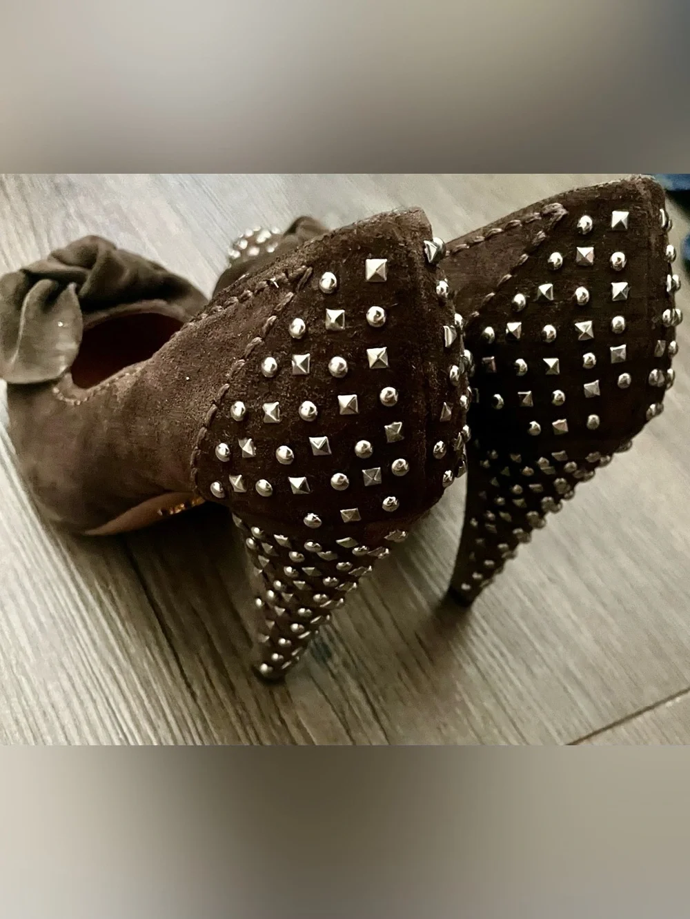 🍸 Prada Brown Suede Pointed-Toe Studded Bow Pumps 🍸